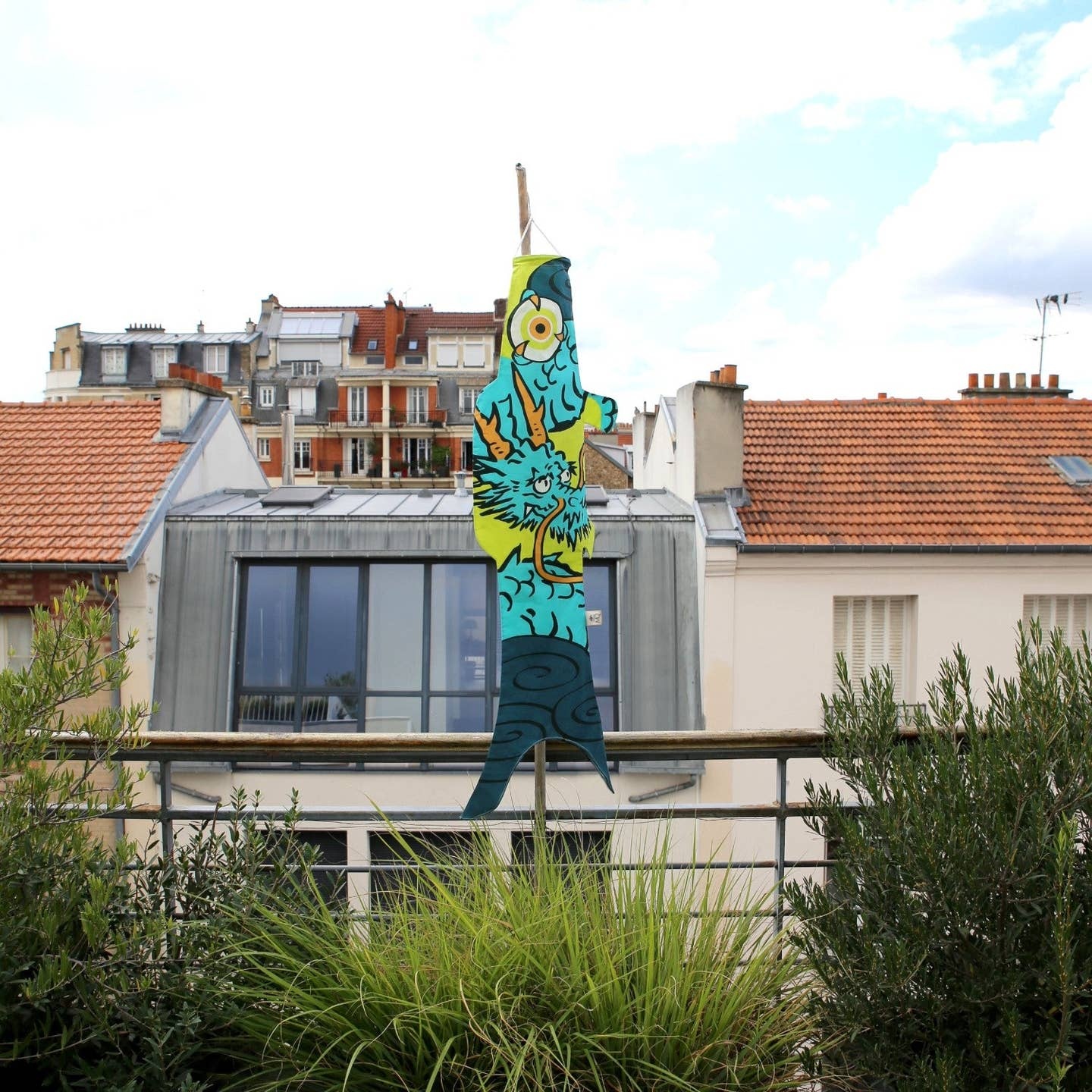 Madame Mo Madame Mo, Koinobori, blue dragon