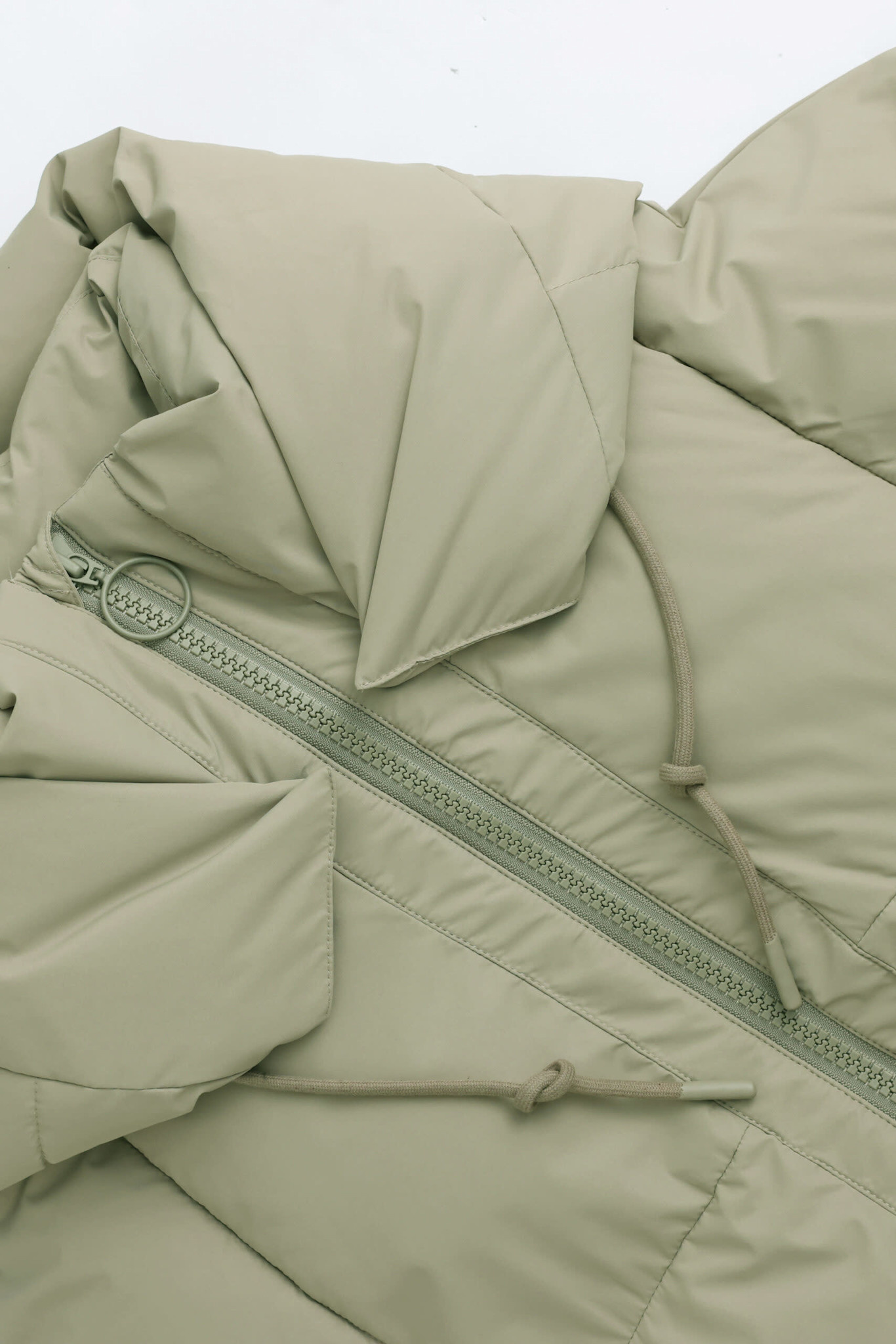 Embassy of Bricks and Logs Embassy of Bricks and Logs, Zonza Puffer, pale olive, M