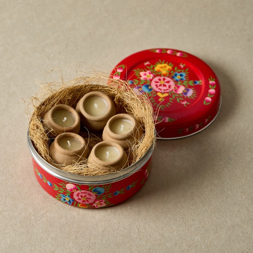 Dalit Goods Co Dalit Goods, Handbemalter Behälter mit 5 Dalit-Kerzen, rot