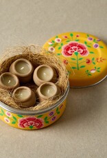 Dalit Goods Co Dalit Goods, Handbemalter Behälter mit 5 Dalit-Kerzen, gelb