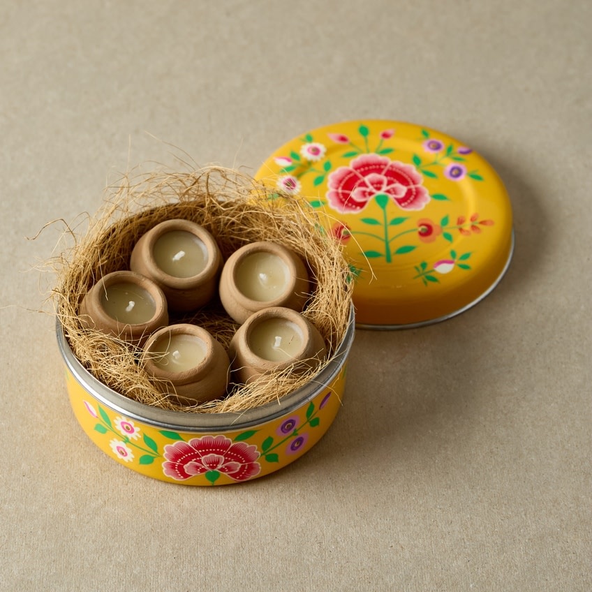 Dalit Goods Co Dalit Goods, Handbemalter Behälter mit 5 Dalit-Kerzen, gelb