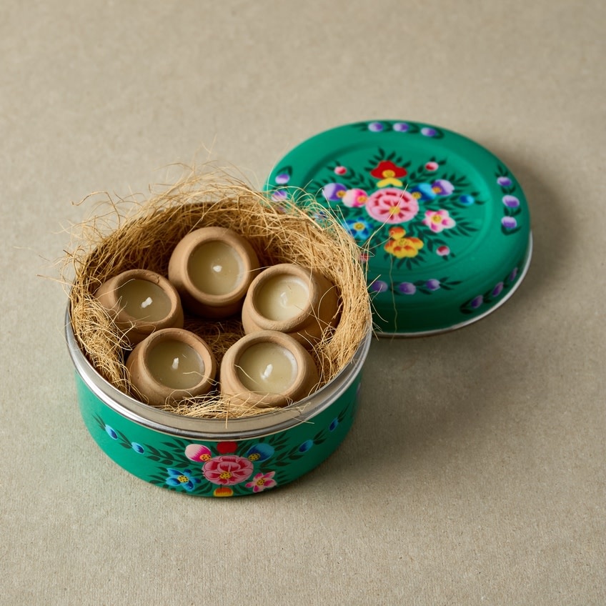 Dalit Goods Co Dalit Goods, Handbemalter Behälter mit 5 Dalit-Kerzen, grün