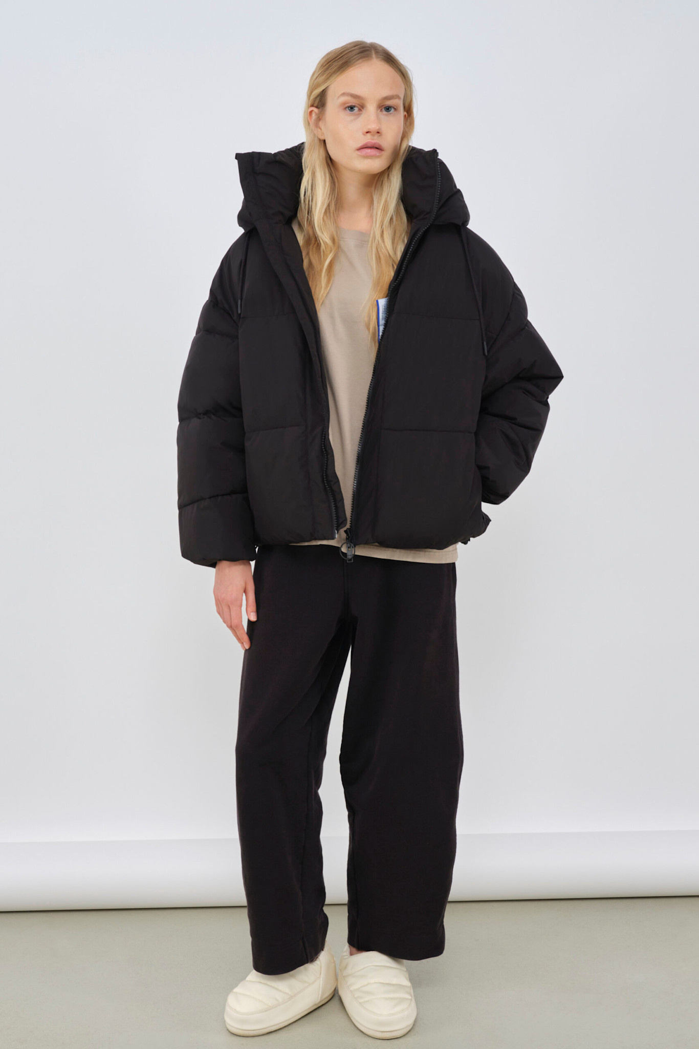 Embassy of Bricks and Logs Embassy of Bricks and Logs, Zonza Puffer, black, L
