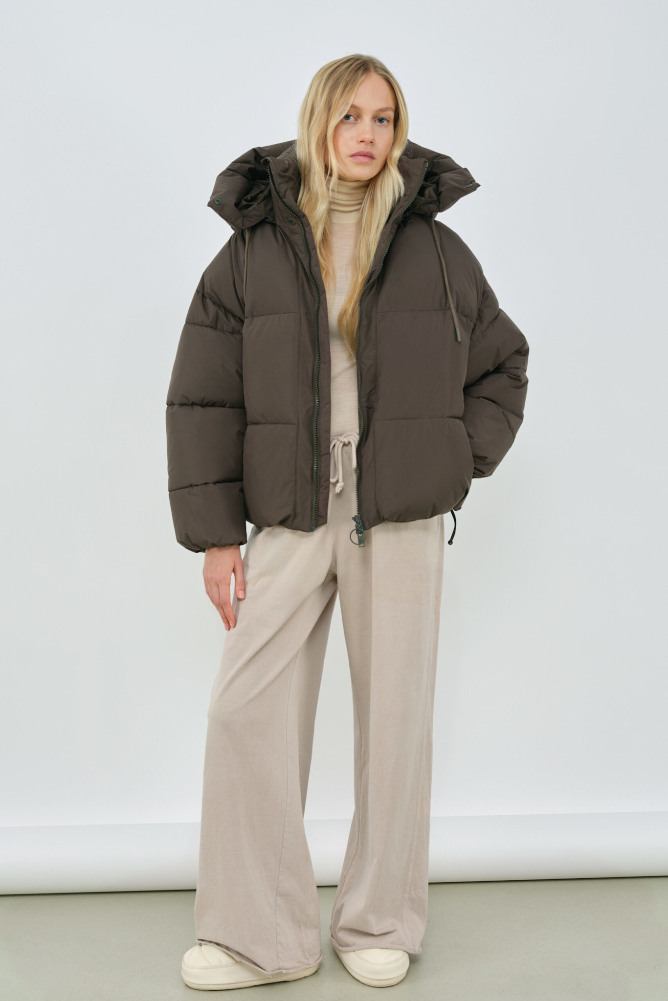 Embassy of Bricks and Logs Embassy of Bricks and Logs, Zonza Puffer, black olive, M