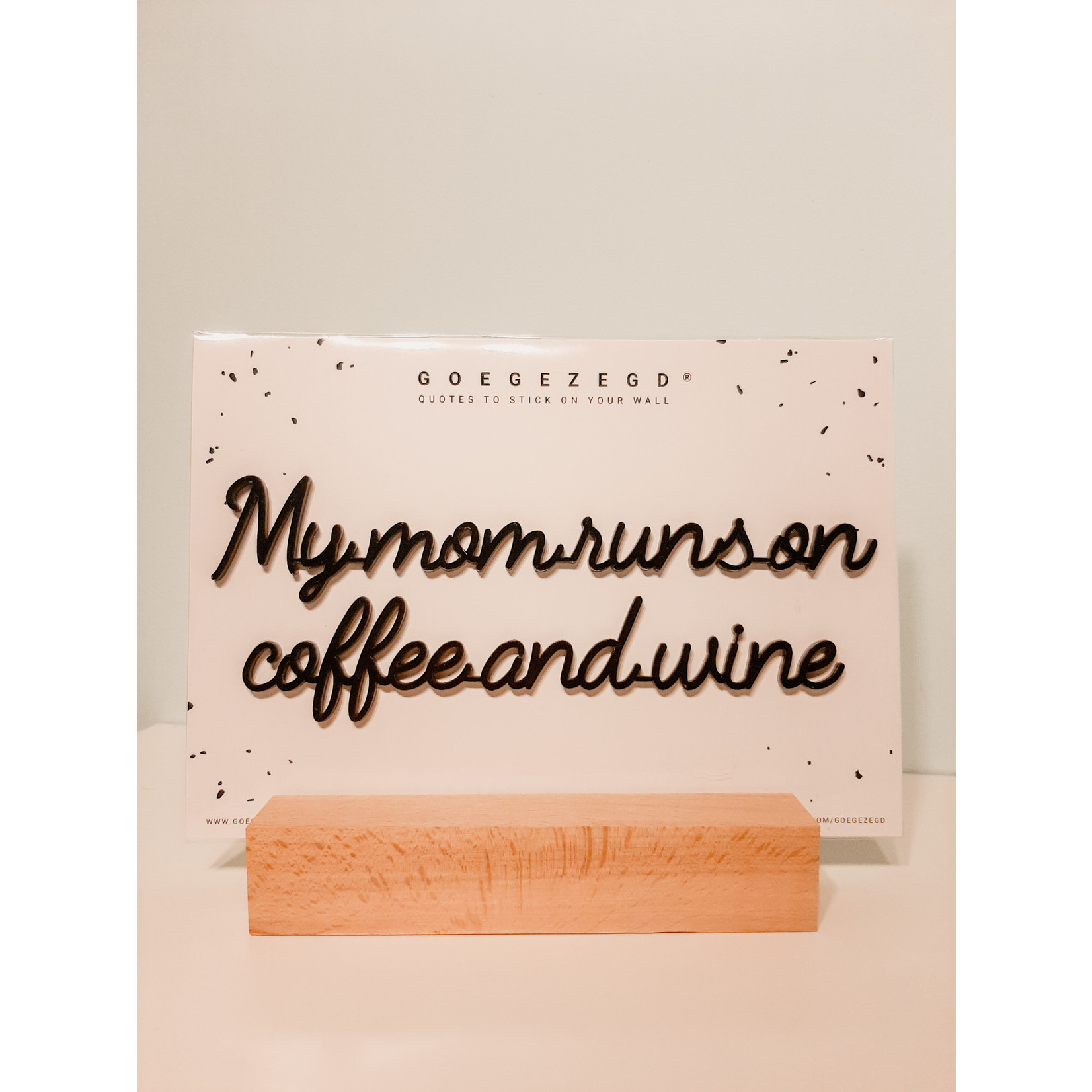 Goegezegd Muursticker a5 zwart: My mom runs on coffee and wine