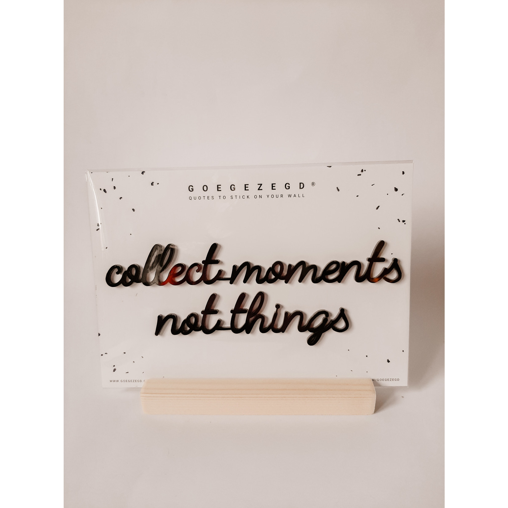 Goegezegd Muursticker a5 zwart: collect moments not things