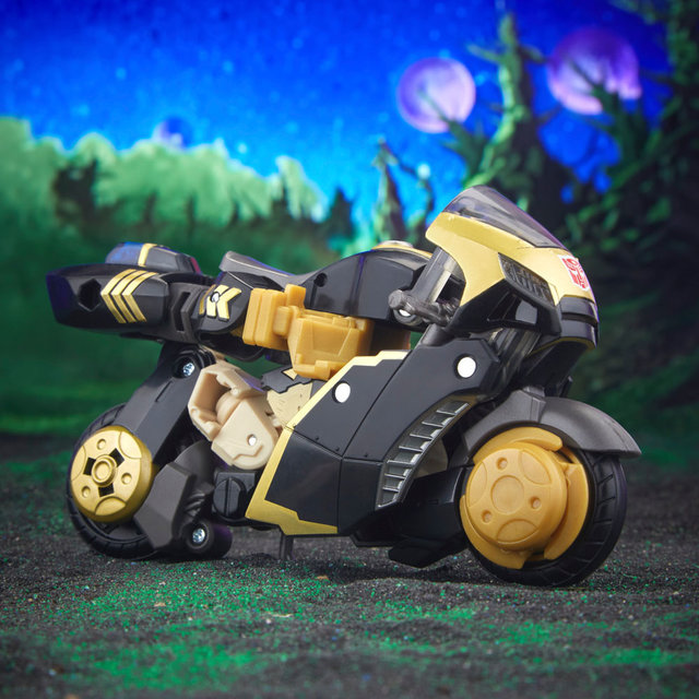 Transformers Generations Legacy Evolution Deluxe Class Animated Universe Prowl 14cm Transformers Generations Legacy Evolution Deluxe Class Animated Universe Prowl 14cm