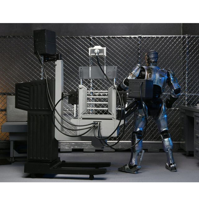 NECA Ultimate Battle Damaged RoboCop with Chair 18cm