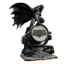Zack Snyder's Justice League Deluxe Art Scale Statue 1/10 Batman on Batsignal 28cm