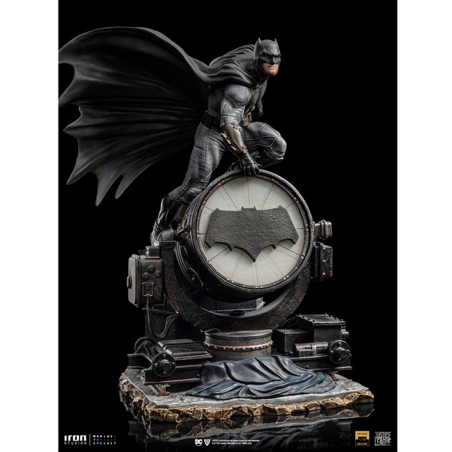 Zack Snyder's Justice League Deluxe Art Scale Statue 1/10 Batman on Batsignal 28cm