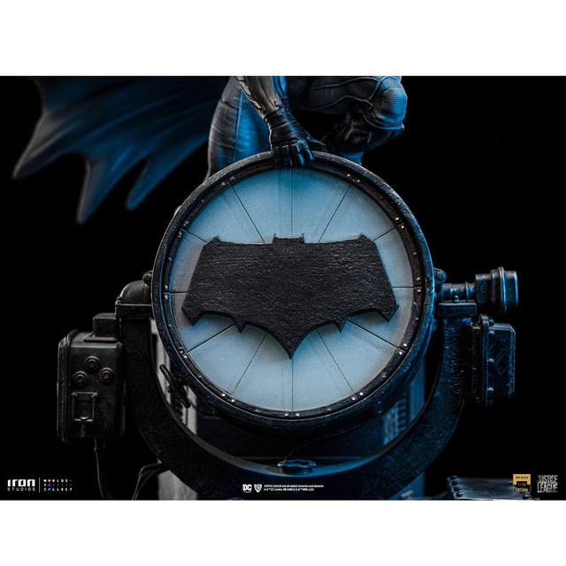 Zack Snyder's Justice League Deluxe Art Scale Statue 1/10 Batman on Batsignal 28cm