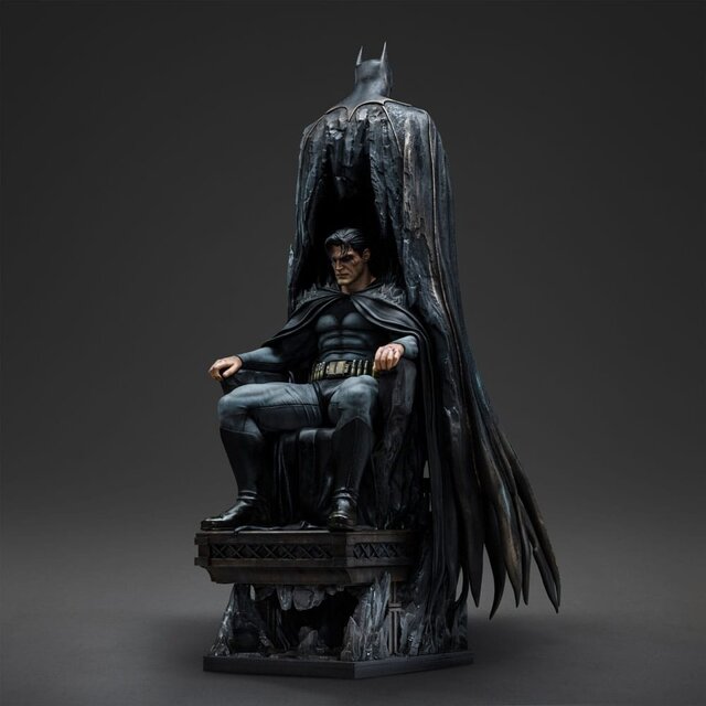 DC Comics Legacy Replica Statue 1/4 Batman and Bruce Wayne 79cm DC Comics Legacy Replica Statue 1/4 Batman and Bruce Wayne 79cm