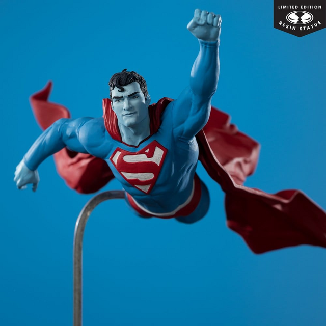 DC Direct Superman Red & Blue Statue 1/10 Superman by Lee Bermejo 26cm
