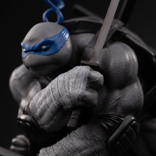 Teenage Mutant Ninja Turtles Art Scale Statue 1/10 Leonardo Black and White Variant 26 cm