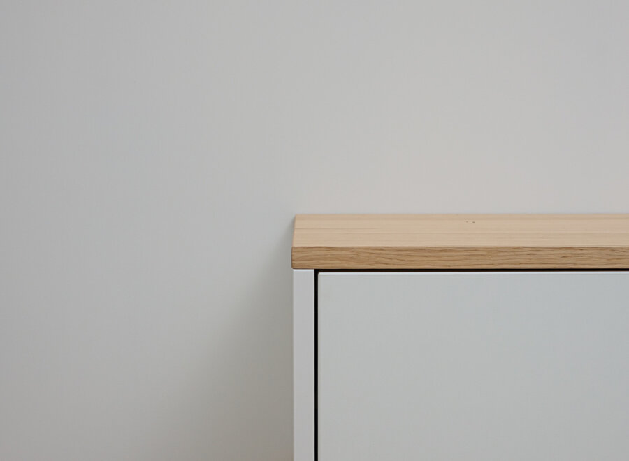 Zwevend tv meubel met 3 kleppen wit met eiken blad