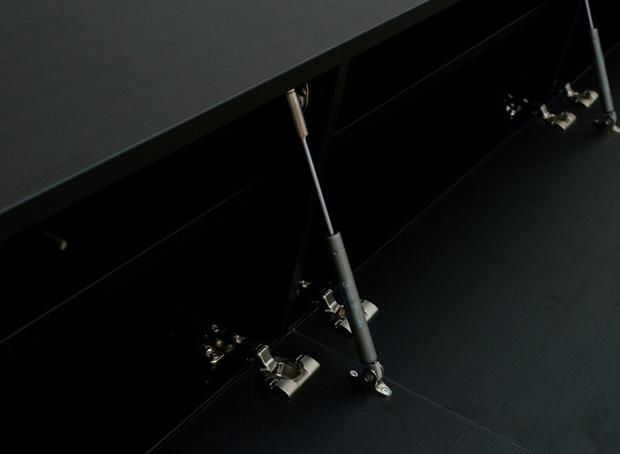 Zwevend tv meubel met 3 kleppen zwart eiken