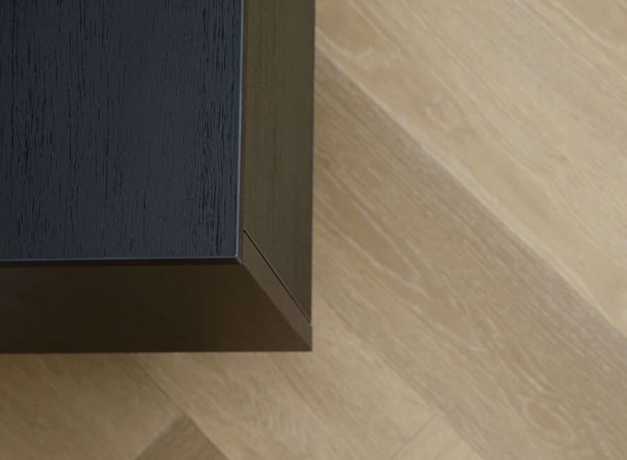 Zwevend tv meubel met 2 kleppen in zwart eiken