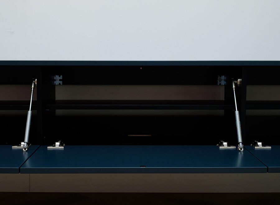 Zwevend tv meubel met 3 kleppen in kleur naar keuze