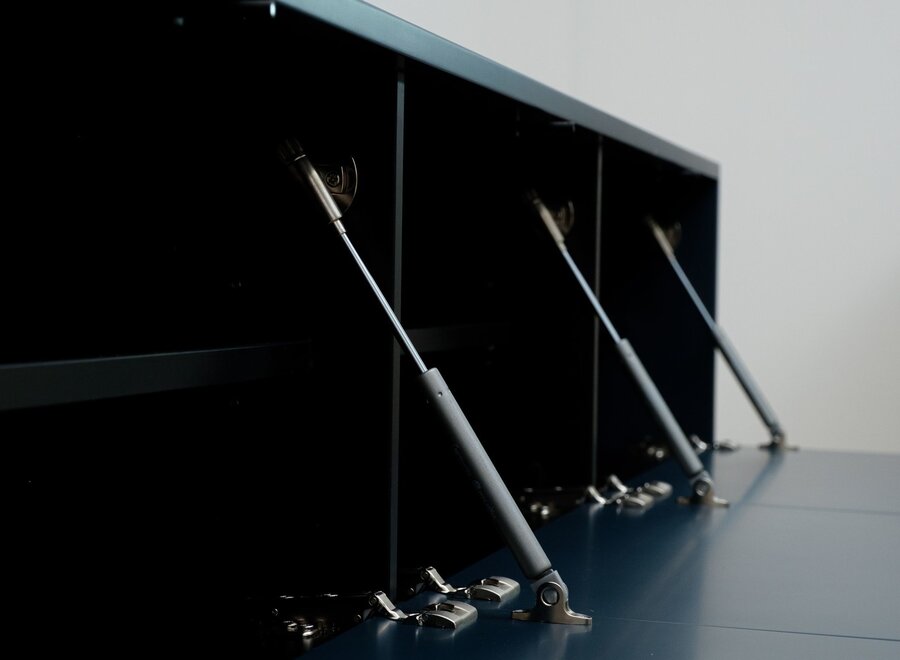 Zwevend tv meubel met 3 kleppen in kleur naar keuze