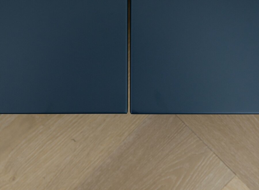 Zwevend tv meubel met 3 kleppen in kleur naar keuze