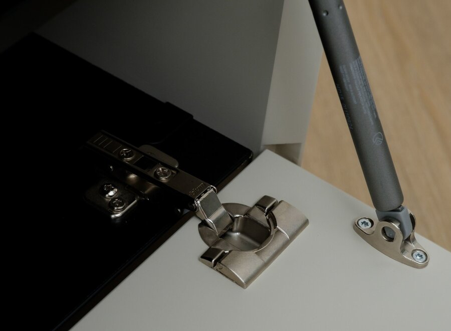 Zwevend Tv meubel met 3 kleppen - in kleur naar keuze