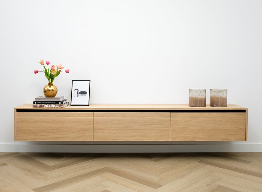 Zwevend tv meubel met 3 kleppen en greeplijst in eiken fineer gelakt