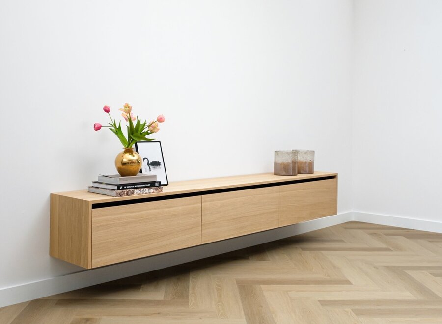 Zwevend tv meubel met 3 kleppen en greeplijst in eiken fineer gelakt