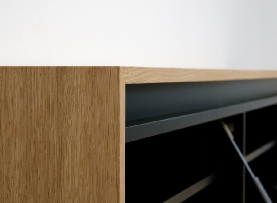 Zwevend tv meubel met 3 kleppen en greeplijst in eiken fineer gelakt