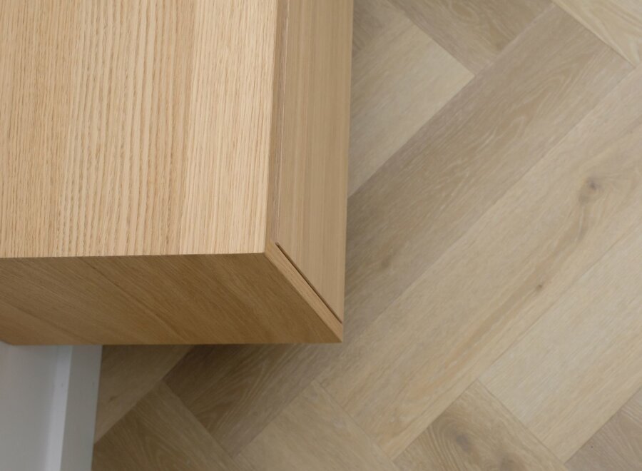 Zwevend tv meubel met 3 kleppen en greeplijst in eiken fineer gelakt