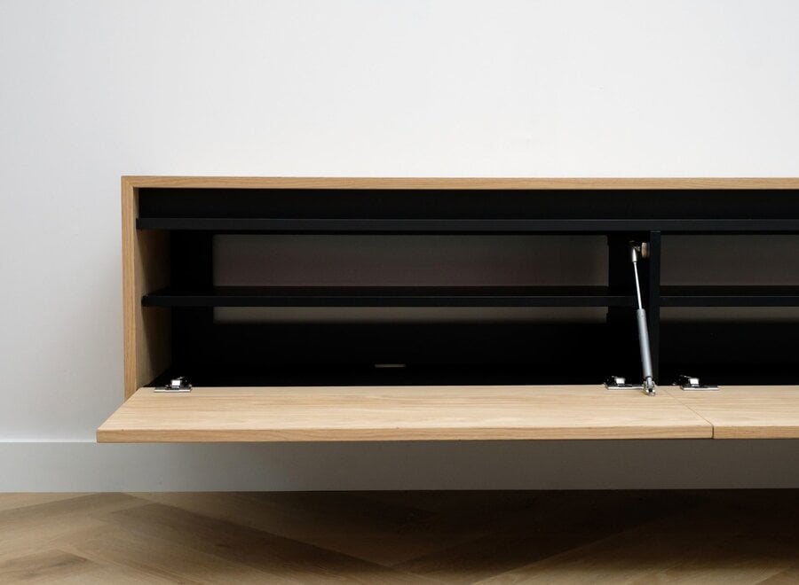Zwevend tv meubel met 3 kleppen en greeplijst in eiken fineer gelakt