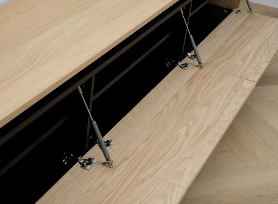 Zwevend tv meubel met 3 kleppen en greeplijst in eiken fineer gelakt