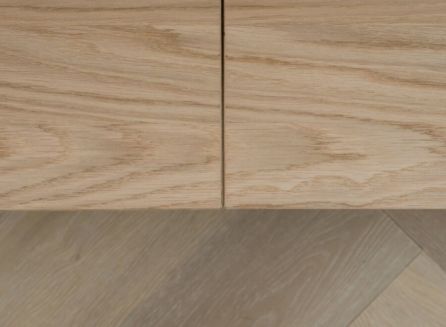 Zwevend tv meubel met 3 kleppen en greeplijst in eiken fineer gelakt