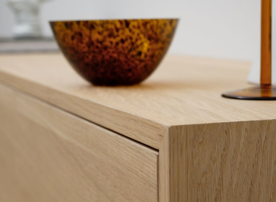 Zwevend tv meubel met 2 kleppen in eiken fineer gelakt