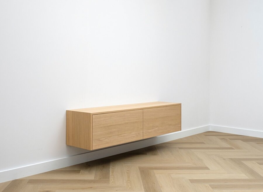 Zwevend tv meubel met 2 kleppen in eiken fineer gelakt