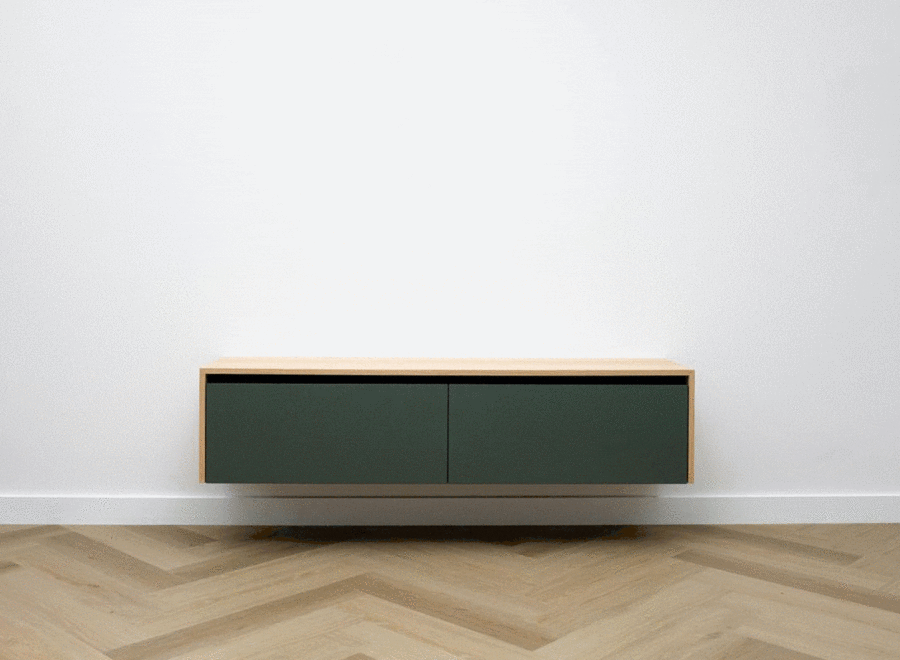 Zwevend tv meubel greeplijst model met 2 kleppen in eiken fineer en gekleurde fronten glad