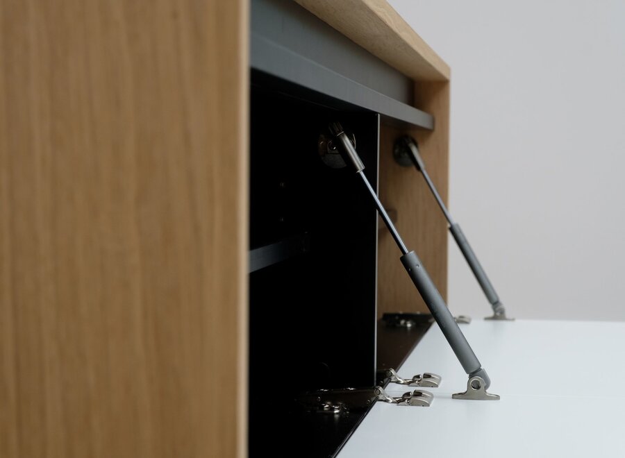 Zwevend tv meubel greeplijst model met 2 kleppen in eiken fineer en gekleurde fronten glad