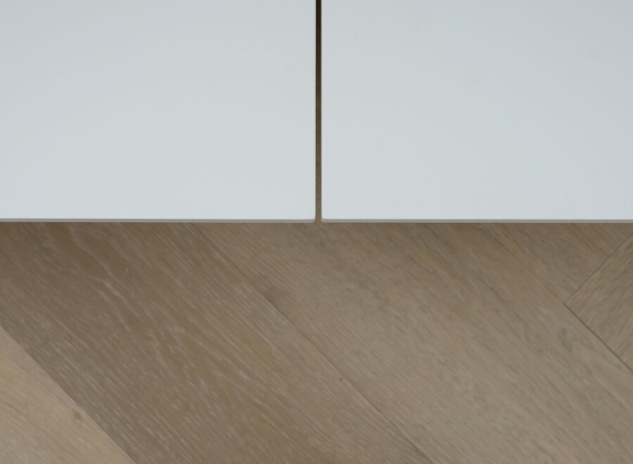 Zwevend tv meubel greeplijst model met 2 kleppen in eiken fineer en gekleurde fronten glad