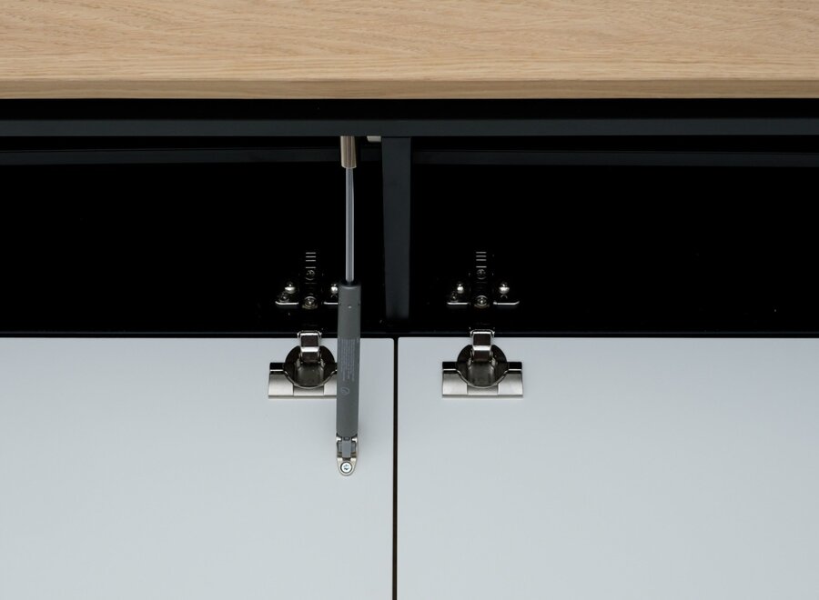 Zwevend tv meubel greeplijst model met 2 kleppen in eiken fineer en gekleurde fronten glad