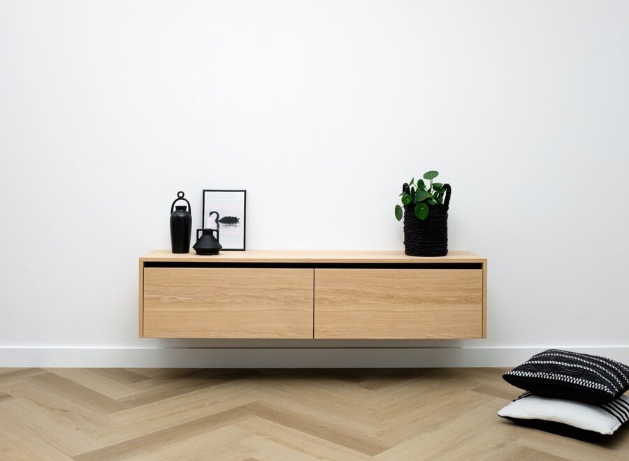 Zwevend tv meubel met 2 kleppen en greeplijst in eiken fineer gelakt