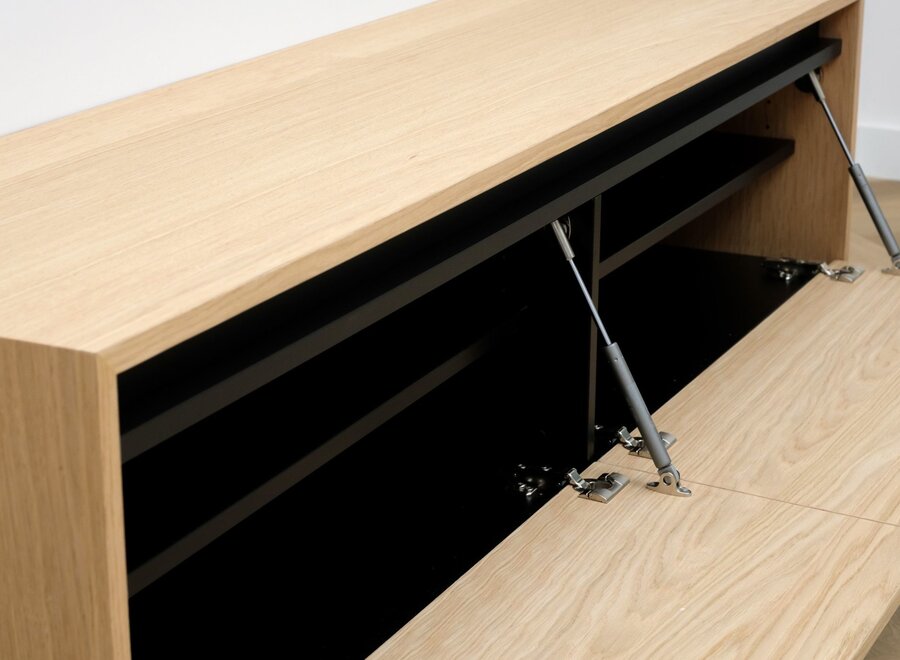 Zwevend tv meubel met 2 kleppen en greeplijst in eiken fineer gelakt