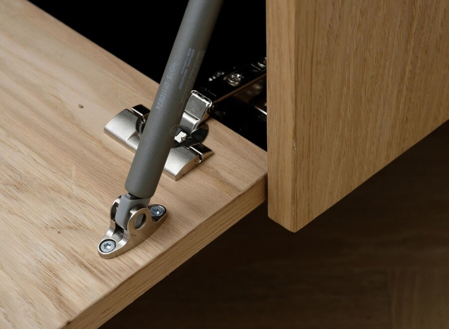 Zwevend tv meubel met 2 kleppen en greeplijst in eiken fineer gelakt