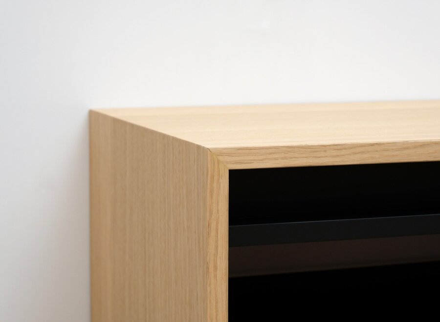 Zwevend tv meubel met 2 kleppen en greeplijst in eiken fineer gelakt