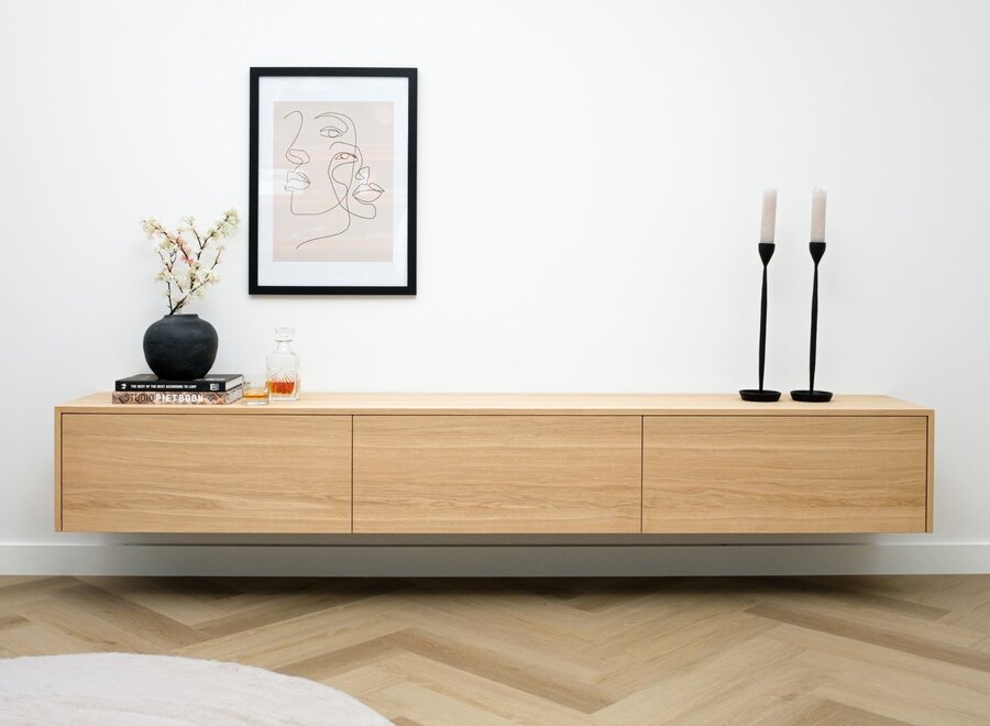 Zwevend tv meubel met 3 kleppen in eiken fineer gelakt