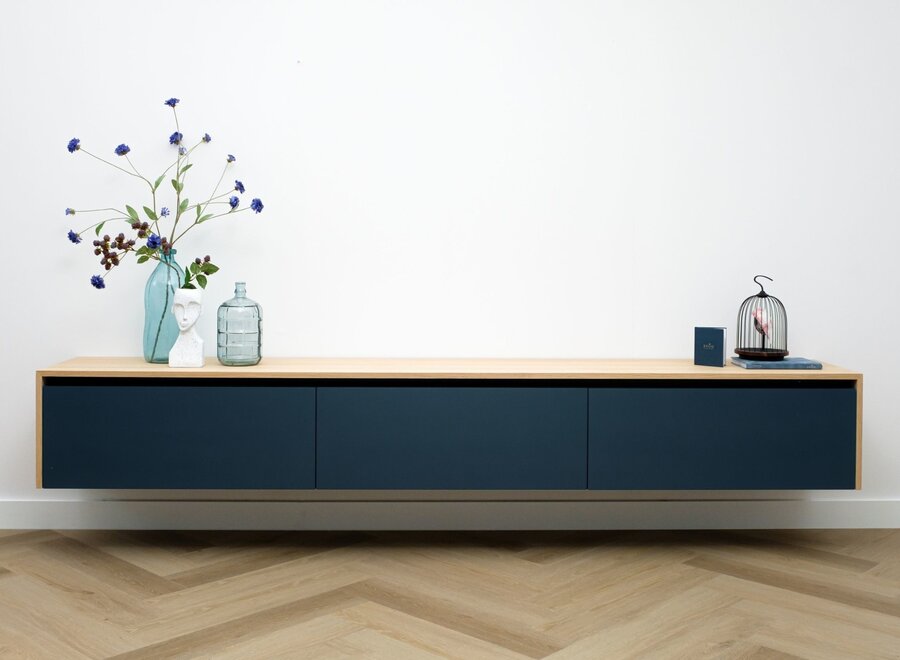 Zwevend tv meubel met 3 kleppen in eiken fineer gelakt - fronten in kleur naar keuze