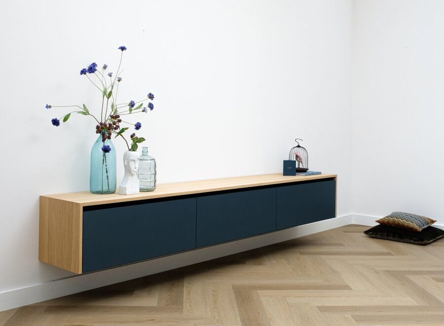 Zwevend tv meubel met 3 kleppen in eiken fineer gelakt - fronten in kleur naar keuze