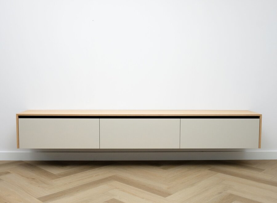 Zwevend tv meubel met 3 kleppen in eiken fineer gelakt - fronten in kleur naar keuze