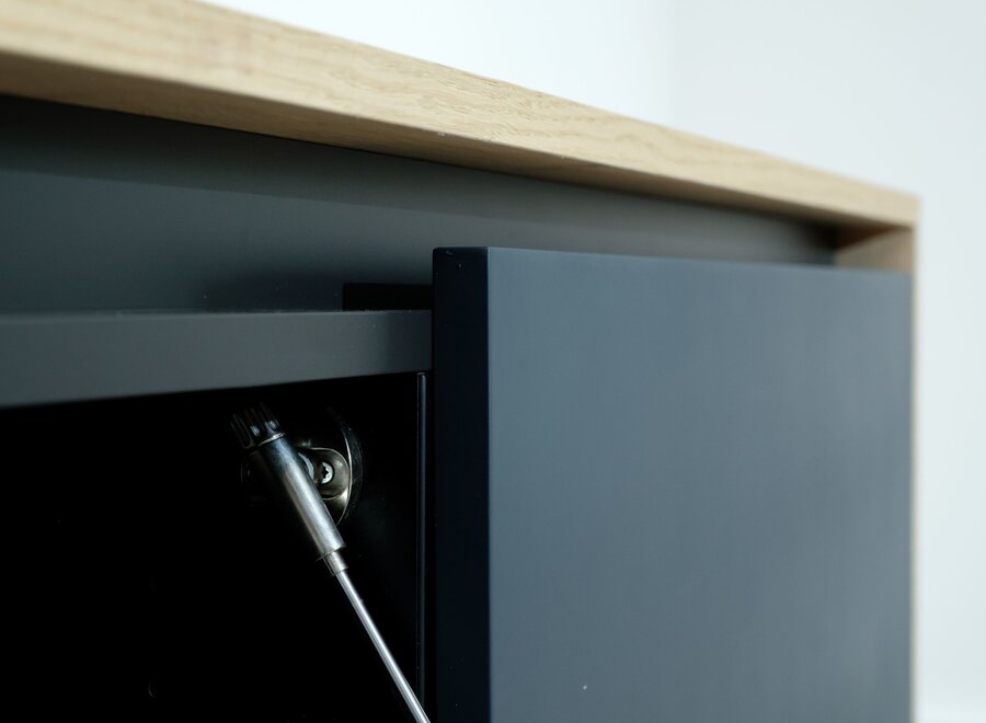 Zwevend tv meubel met 3 kleppen in eiken fineer gelakt - fronten in kleur naar keuze