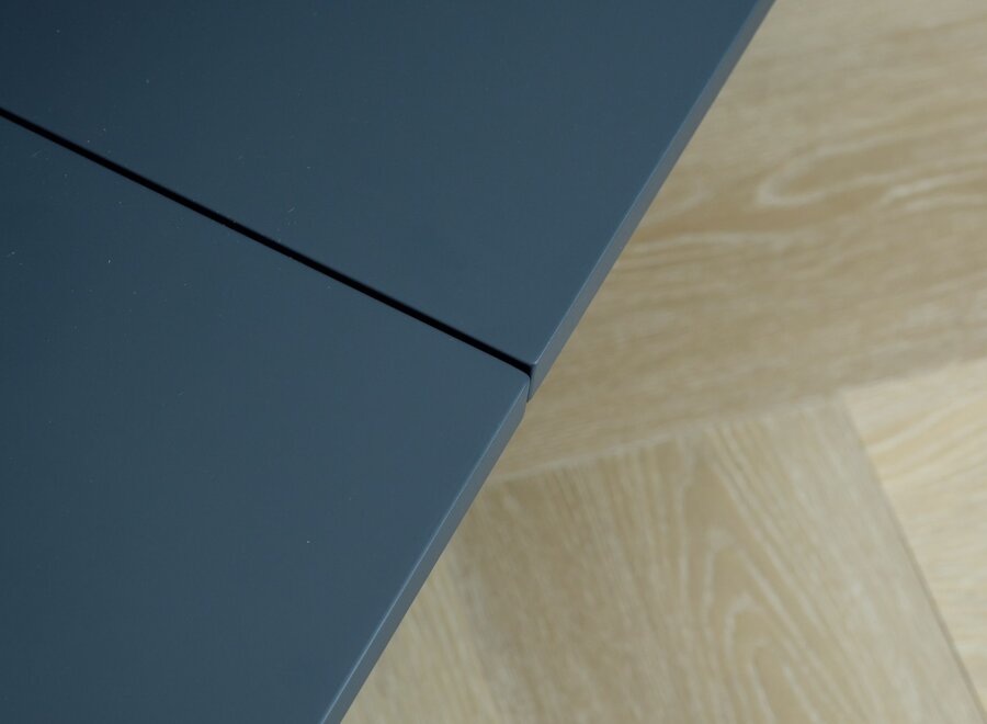 Zwevend tv meubel met 3 kleppen in eiken fineer gelakt - fronten in kleur naar keuze