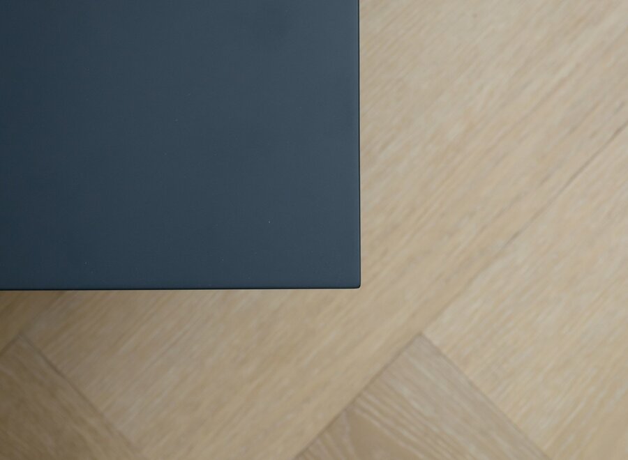 Zwevend tv meubel met 3 kleppen in eiken fineer gelakt - fronten in kleur naar keuze