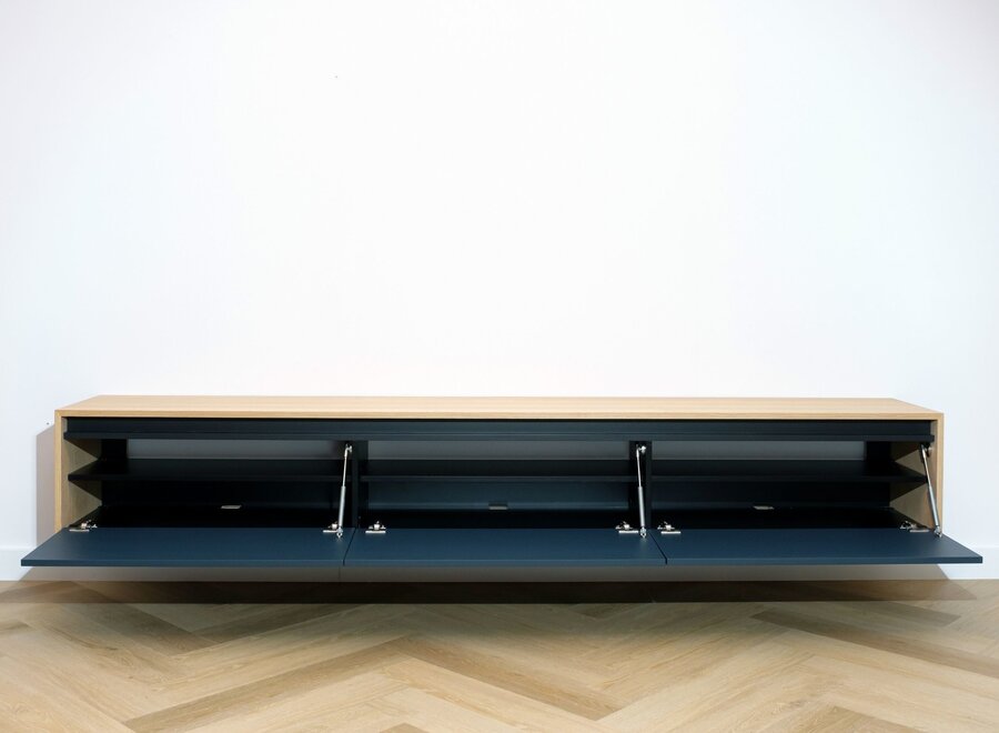 Zwevend tv meubel met 3 kleppen in eiken fineer gelakt - fronten in kleur naar keuze